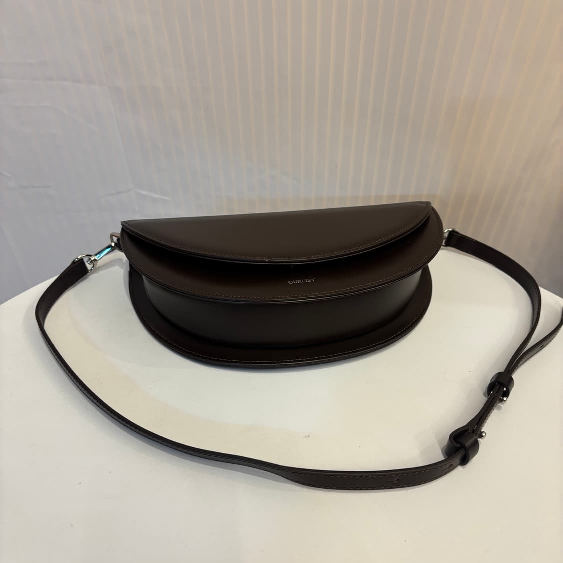 정품 아워리스트 크로스백    상품이미지8