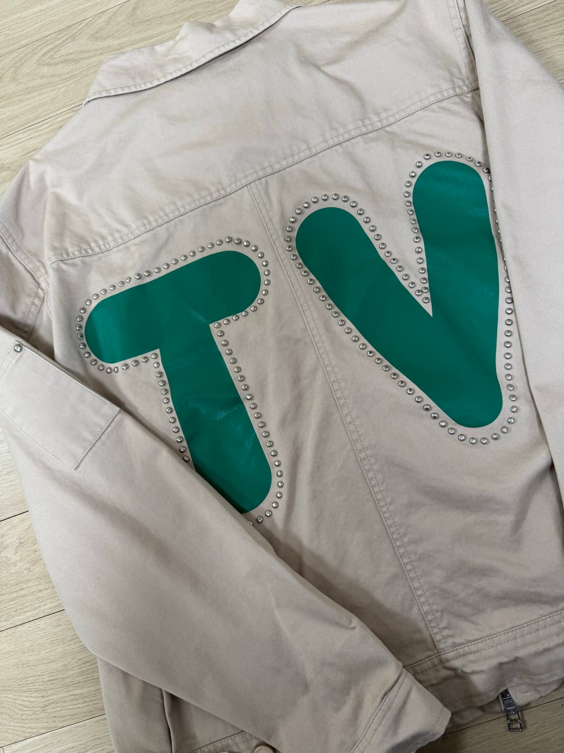 더뮤지엄비지터 STUD BACK LOGO CARPENTER JACKET 상품이미지4