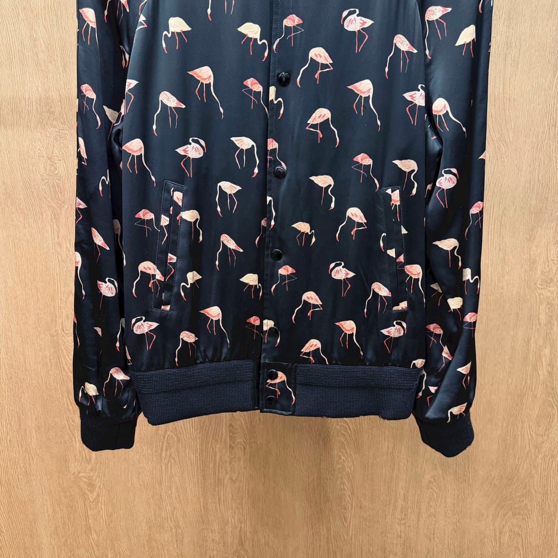 생로랑 파리 봄버 자켓 플라밍고 프린팅 디테일 레귤러핏 블랙 상품이미지5