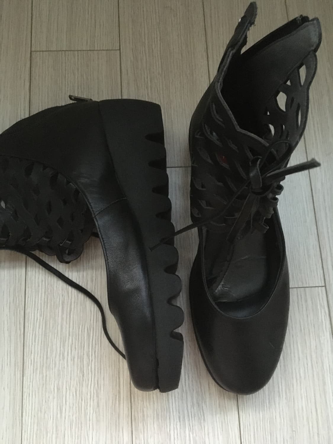 Cut-Out Lace Wedge heel 상품이미지1