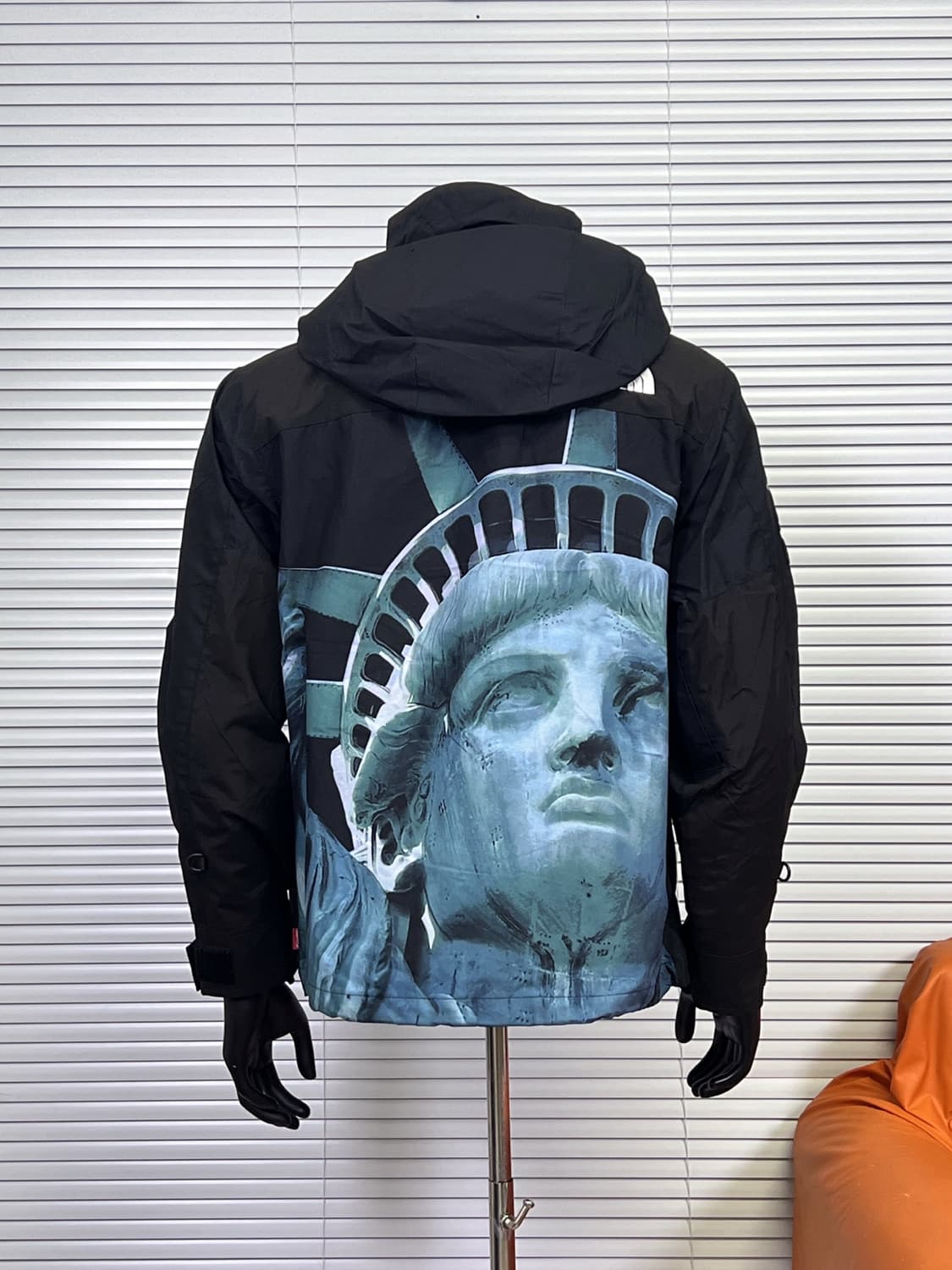슈프림 x 노스페이스 자유의 여신상 발토로 자켓 블랙 상품이미지2