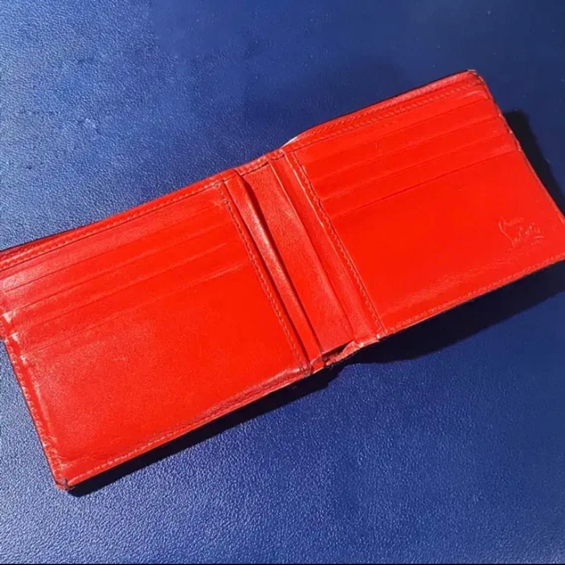 [정품] 크리스찬루부탱 심벌메탈 CL로고 투톤컬러 송아지가죽 반지갑 상품이미지4