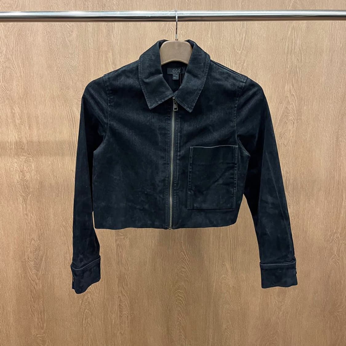 코스 스웨이드 데님 크롭 자켓 싱글 포켓 버튼 커프스 디테일 블랙 상품이미지2