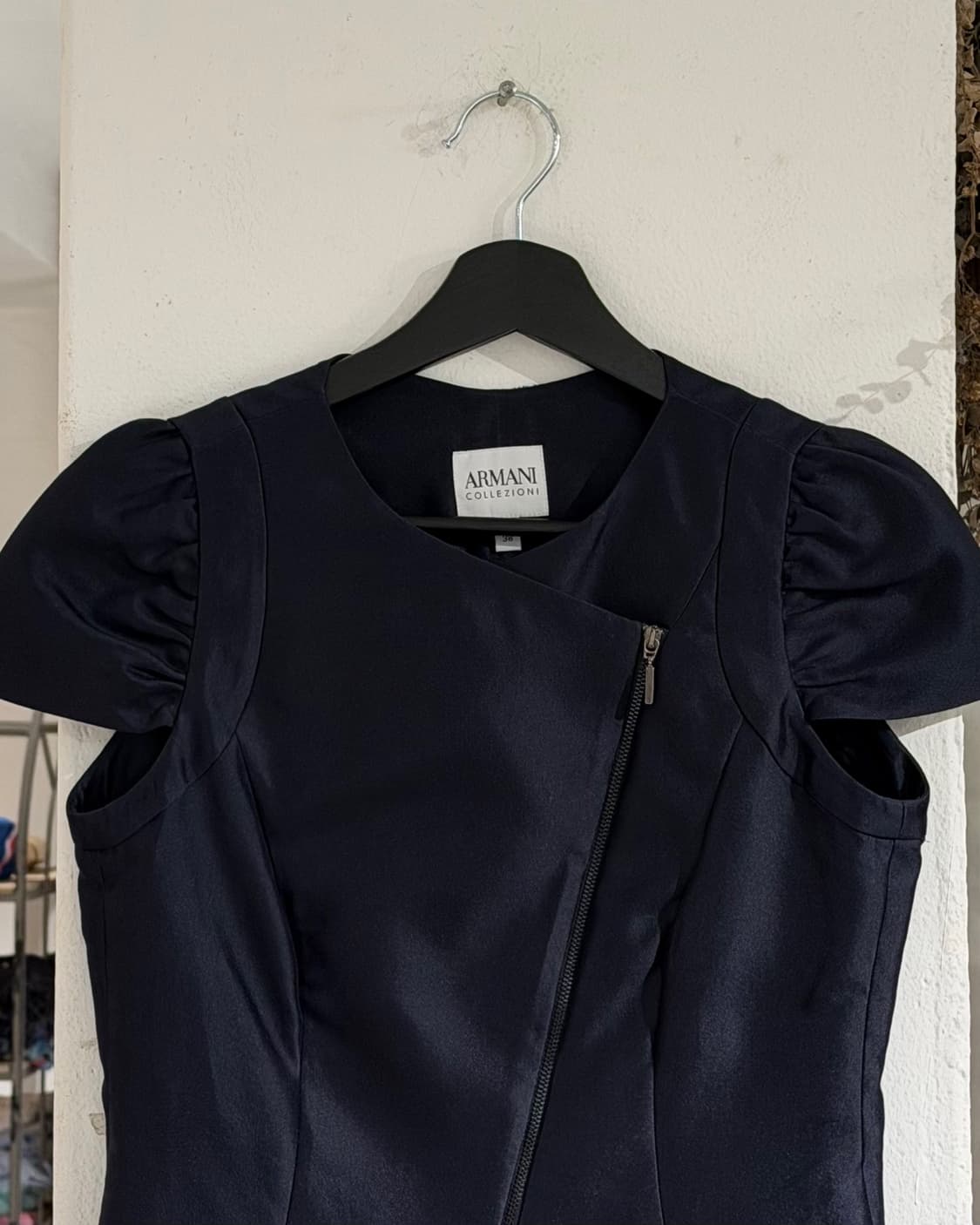 아르마니 꼴레지오니 네이비 퍼프슬리브 하프 탑 상품이미지4