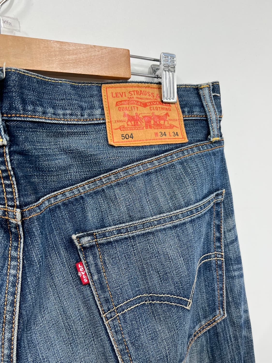 리바이스 504 슬림 스트레이트핏 워싱 데님 팬츠 상품이미지2