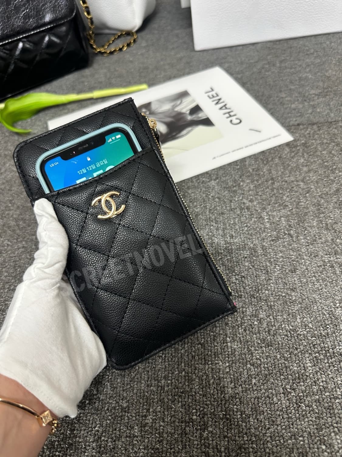 샤넬뷰티 캐비어 클래식 폰 홀더 파우치 블랙 상품이미지2