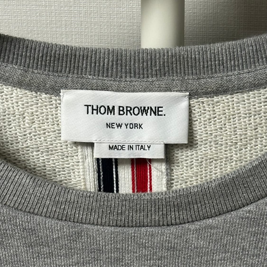 [5] 톰브라운 백삼선 맨투맨 그레이 상품이미지3