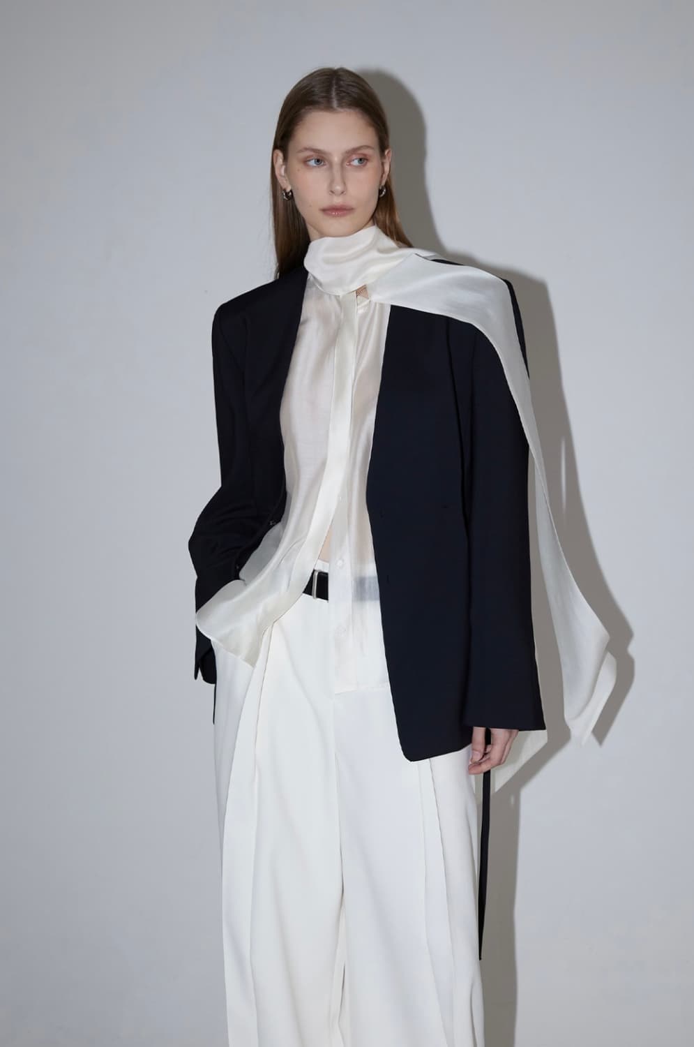 르네제이 OUR TIE BLOUSE - BLACK 상품이미지2