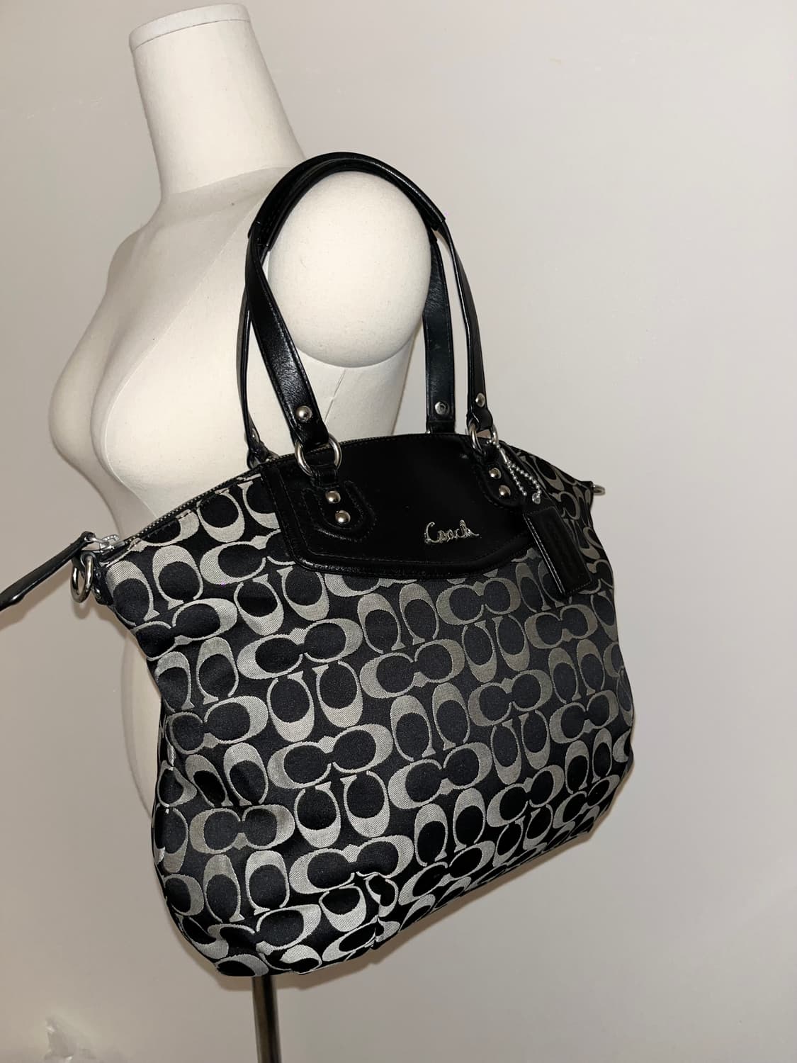 📦Coach black and white shoulder bag 상품이미지3