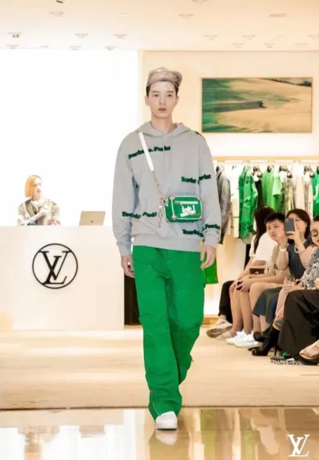 L/ 루이비통 투어리스트 vs. Purist 런웨이 후드티 상품이미지4