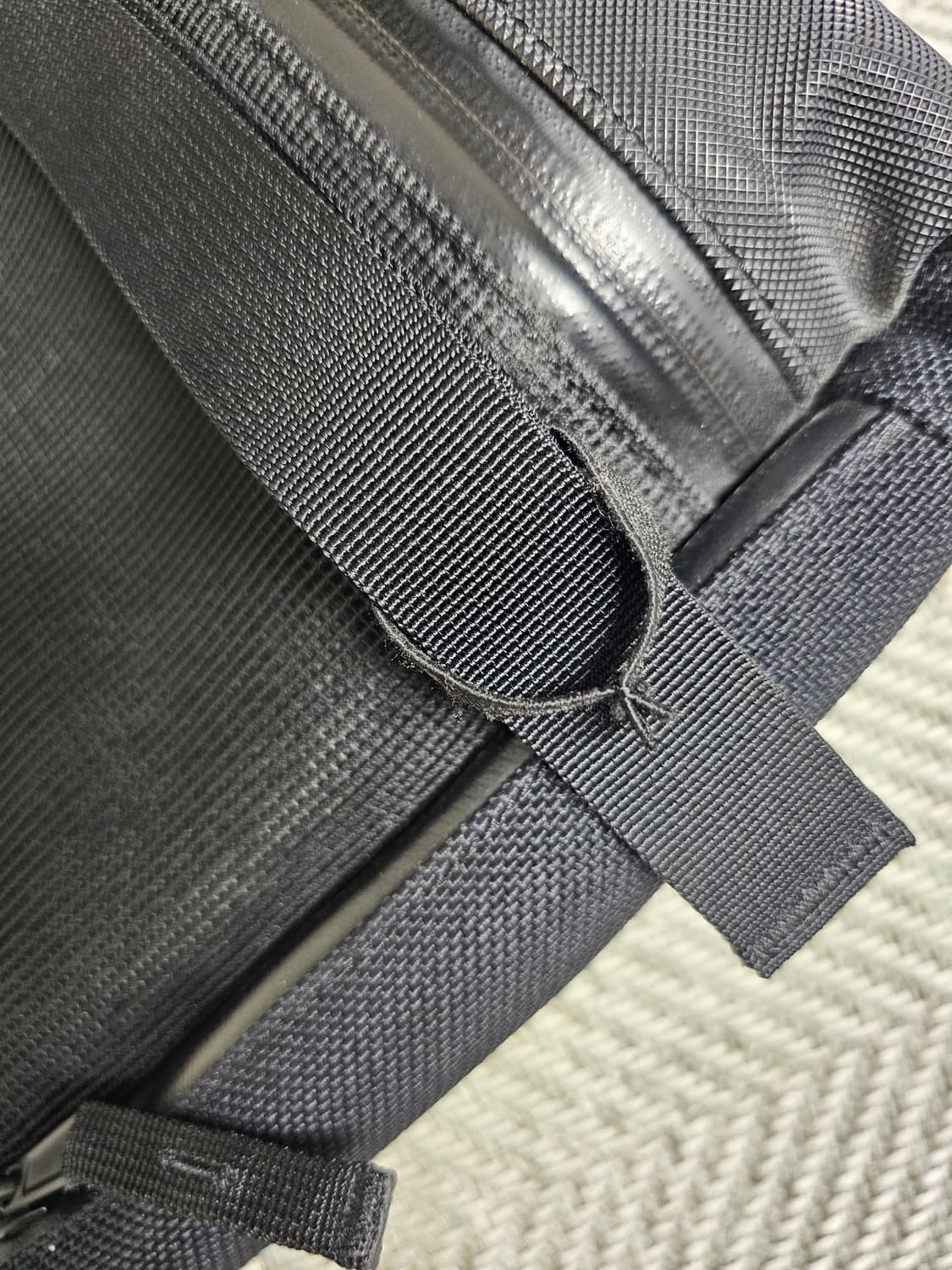 스톤아일랜드 리플렉티브 메신저백 상품이미지10