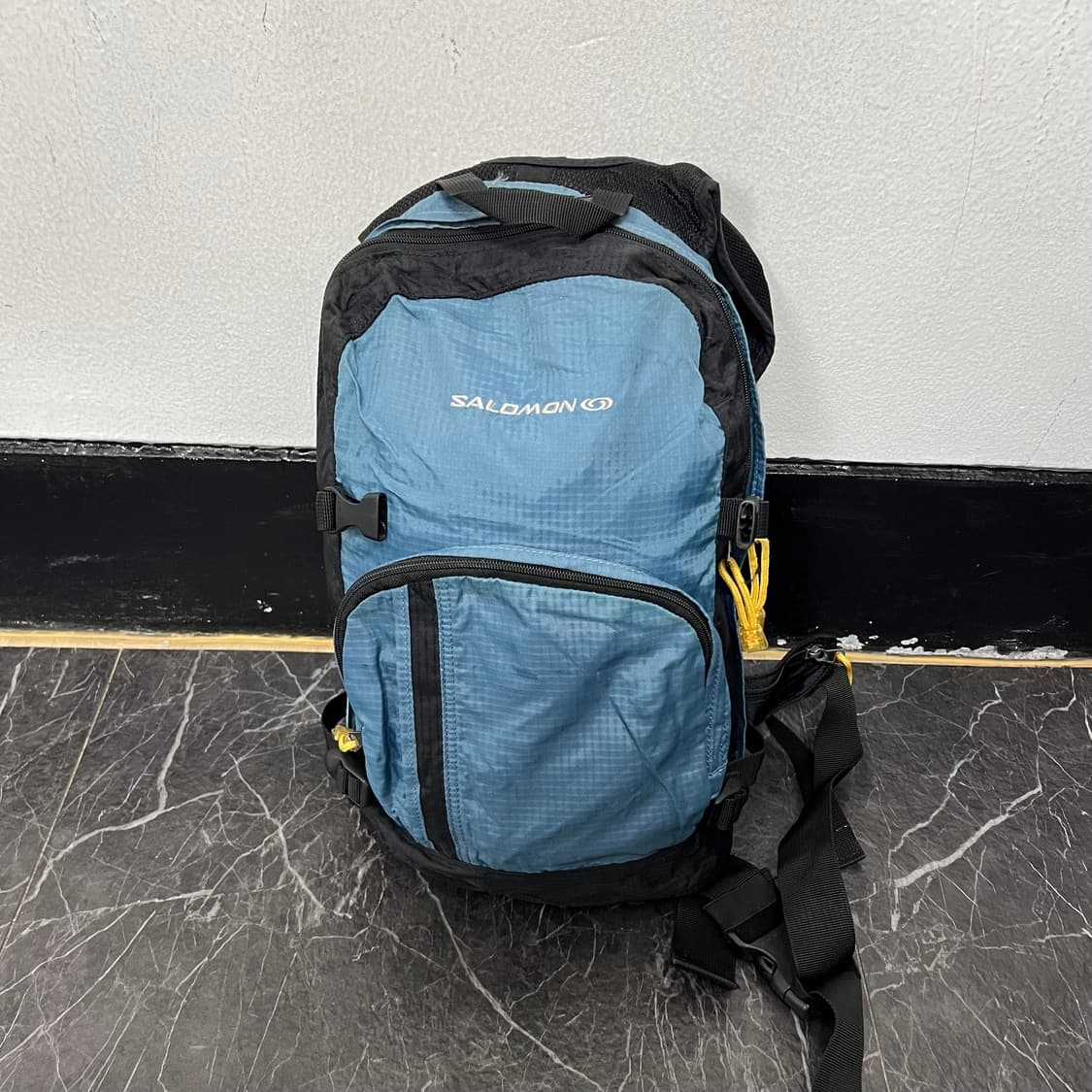 살로몬 로고 백팩 상품이미지1