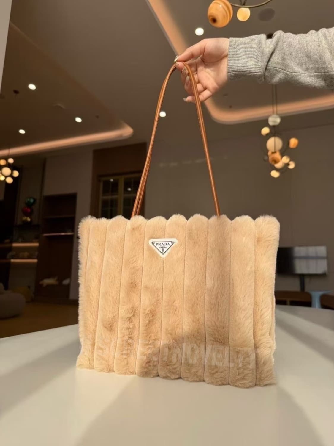 프라다뷰티 퍼 숄더백 브라운 VIP 기프트백 상품이미지2