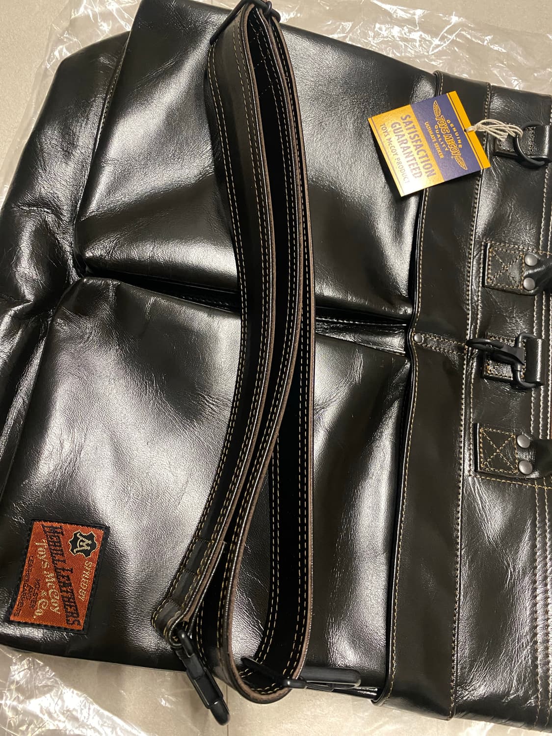 토이즈맥코이 레더 헬멧백 브라운 판매합니다. 상품이미지3