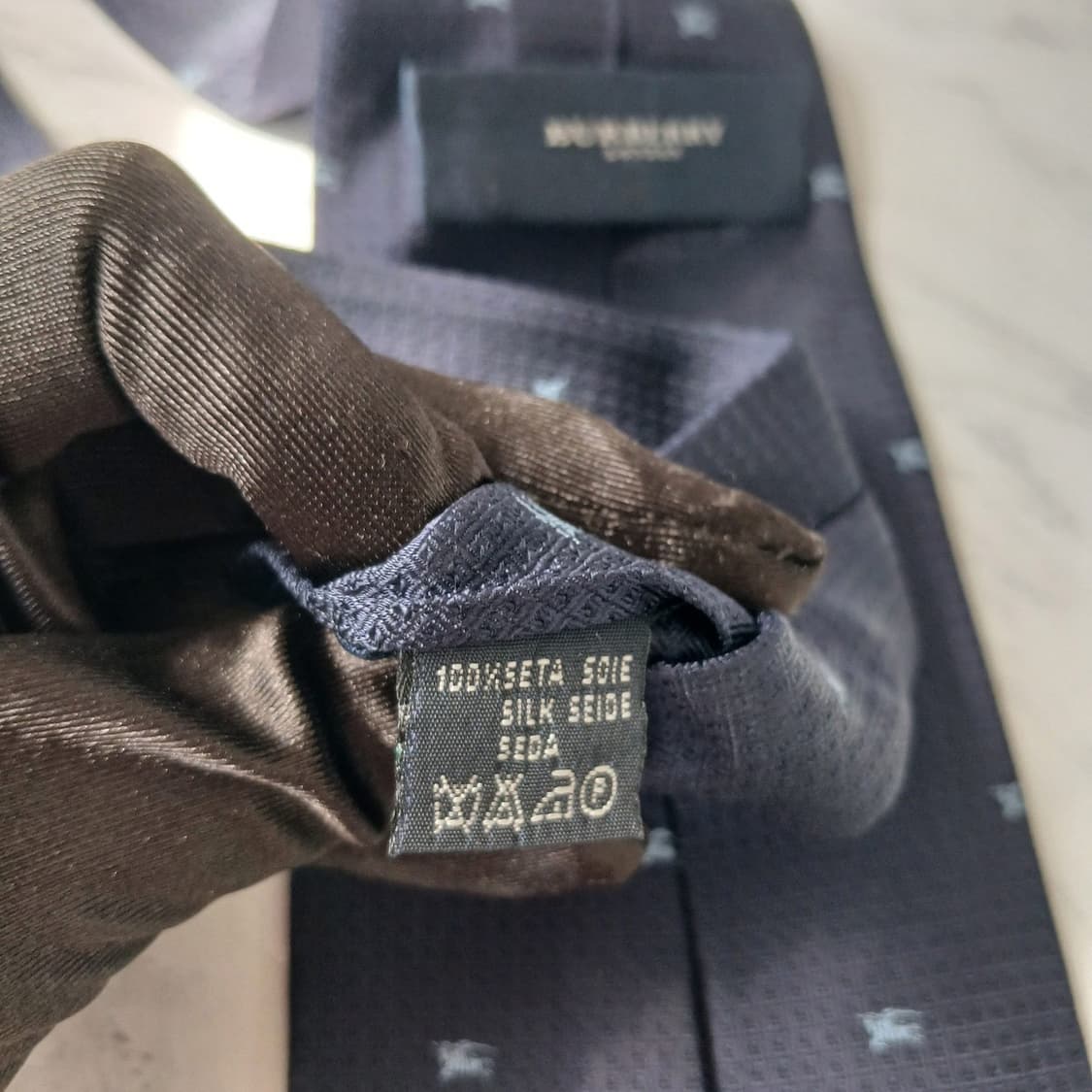 버버리 실크 네이비 기마사 패턴 넥타이 9.5cm A+등급 E890
 상품이미지9