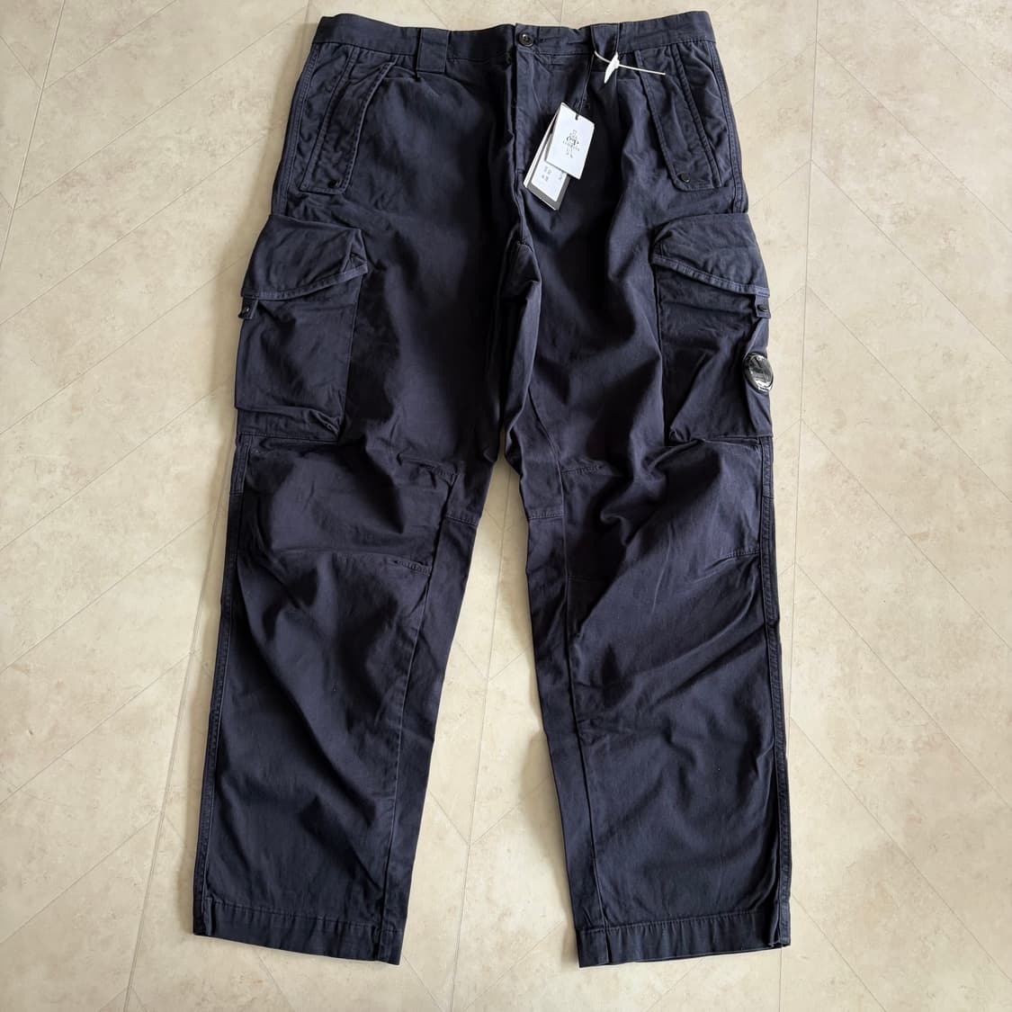 [새상품]CP컴퍼니 씨피컴퍼니 스트레치 루즈핏 렌즈 로고 팬츠 네이비 상품이미지3