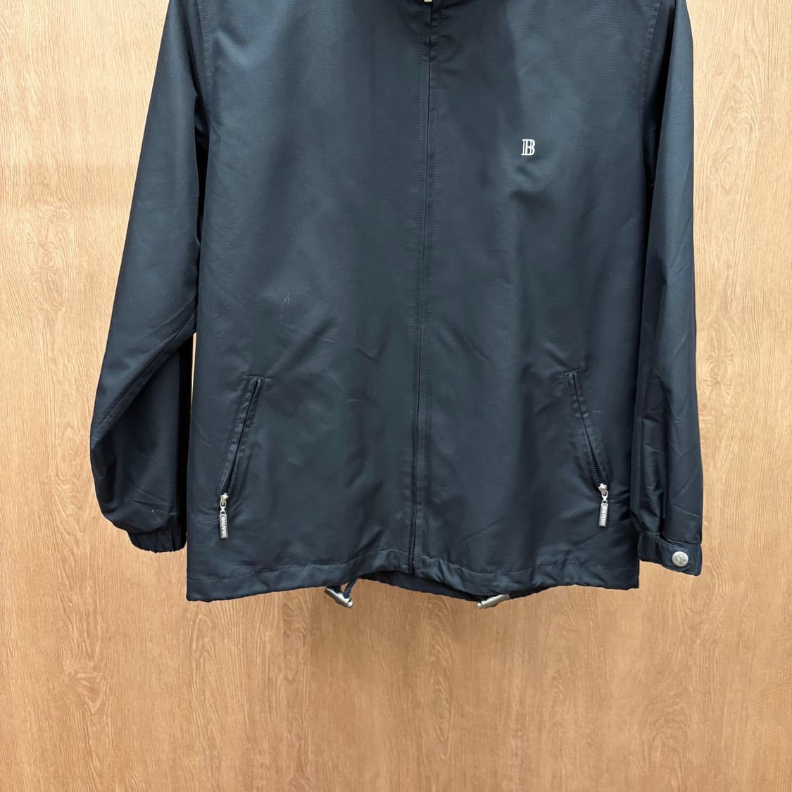 발망 하이넥 집업 자켓 로고 자수 레드 파이핑 밑단 스트링 디테일 블랙 상품이미지5