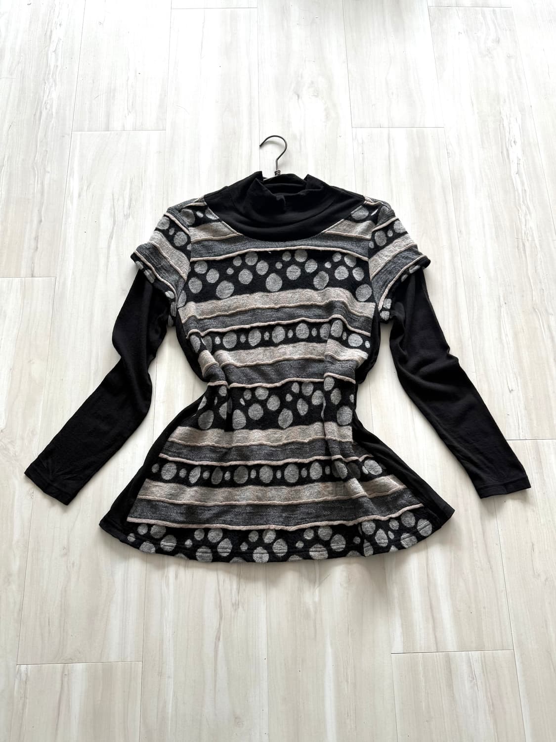 Dot stripe layered knit top 상품이미지1