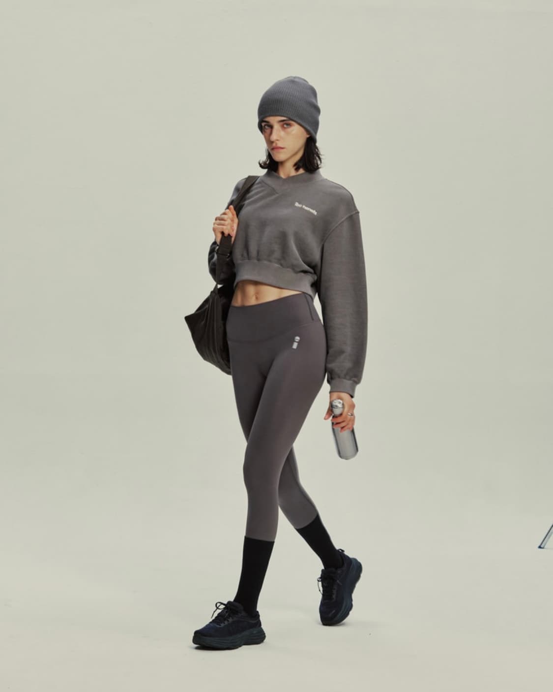 이바네네츠 브이넥 피그먼트 크롭 맨투맨 (차콜) 상품이미지1