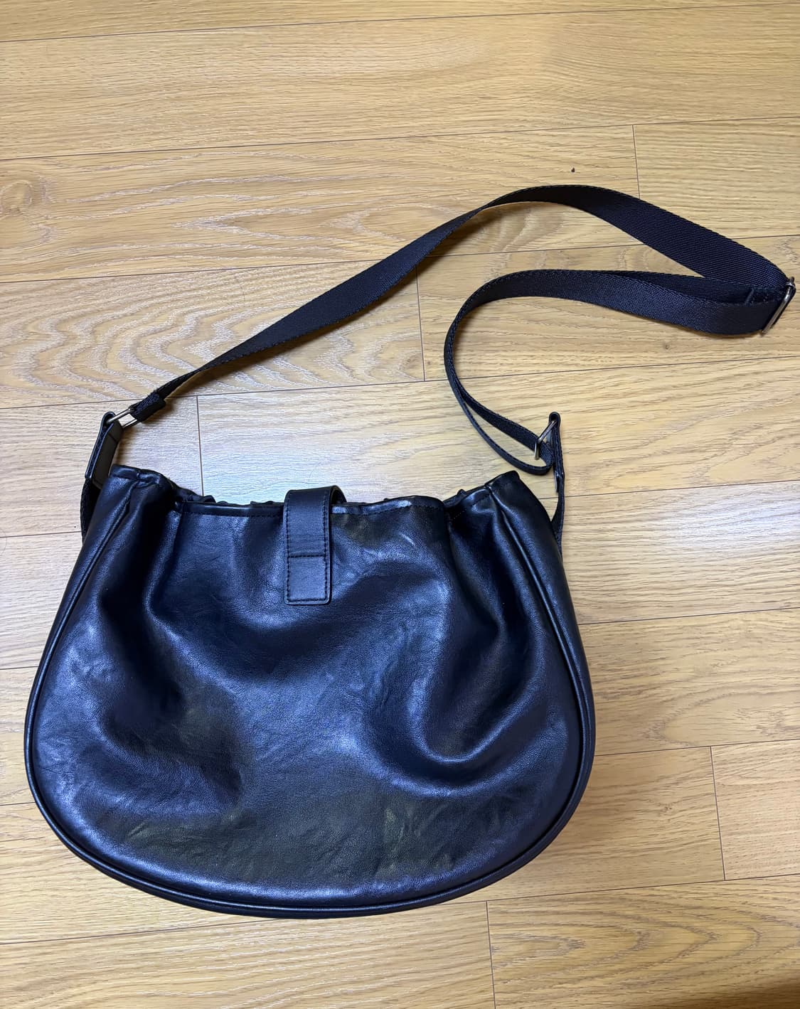 해칭룸 미들 레더백  상품이미지3