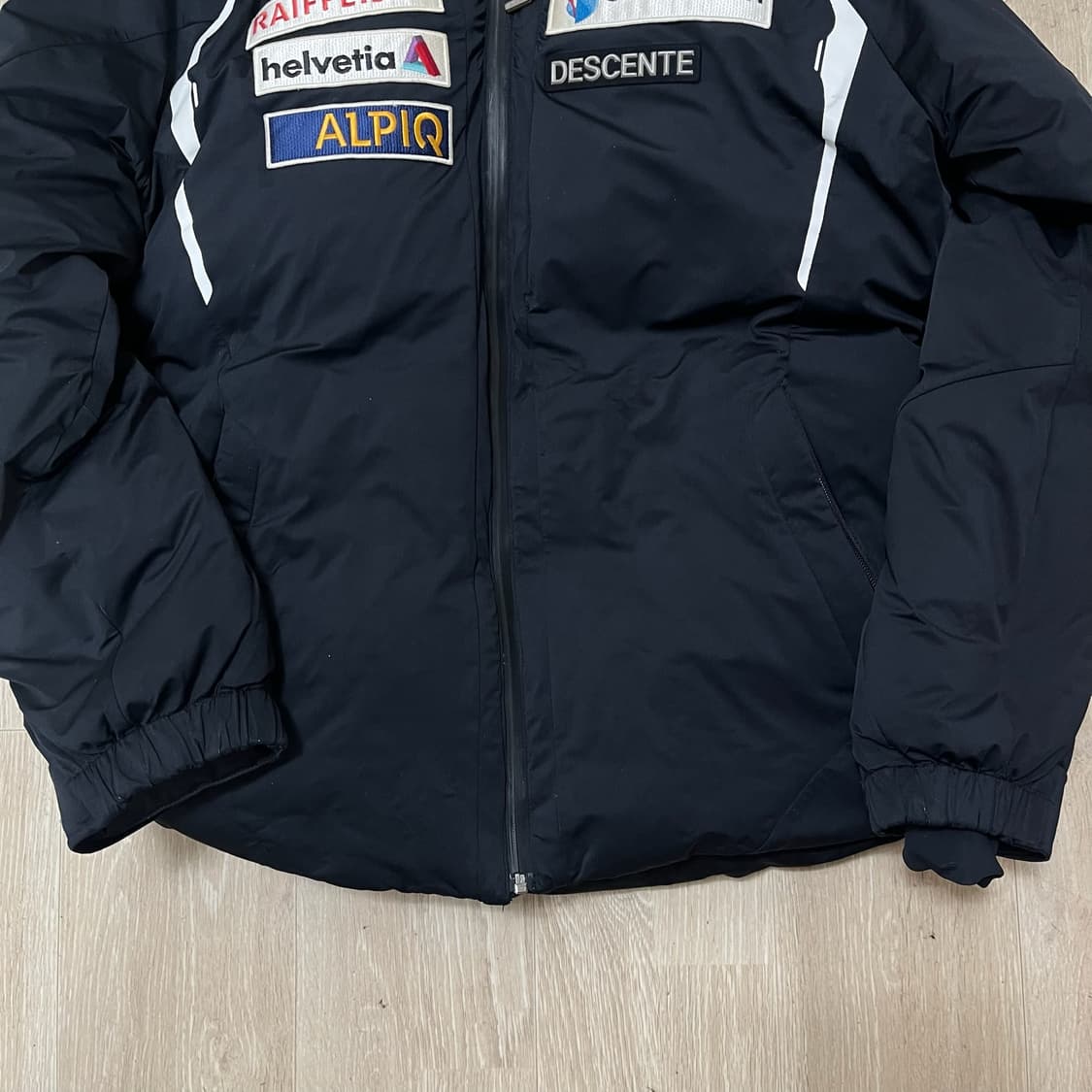 데상트 아우디 스위스 스키팀 덕다운 후드 패딩 점퍼 [블랙] XL/105 상품이미지3