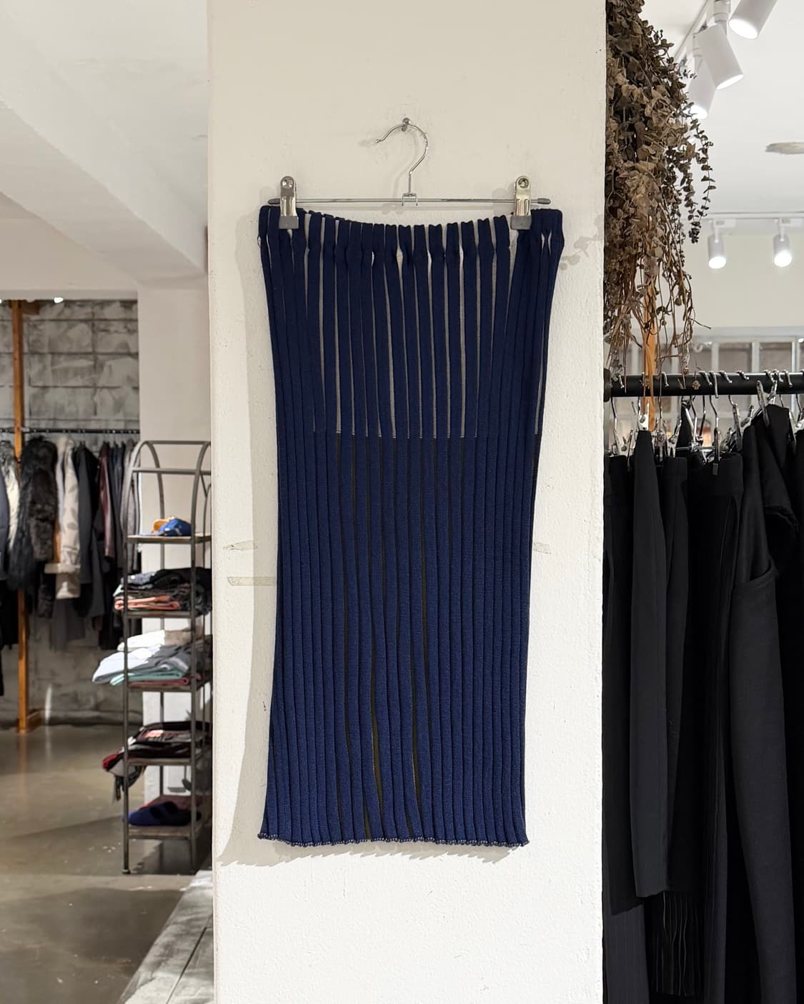 플리츠플리즈 네이비 스트라이프 미디 스커트 상품이미지1