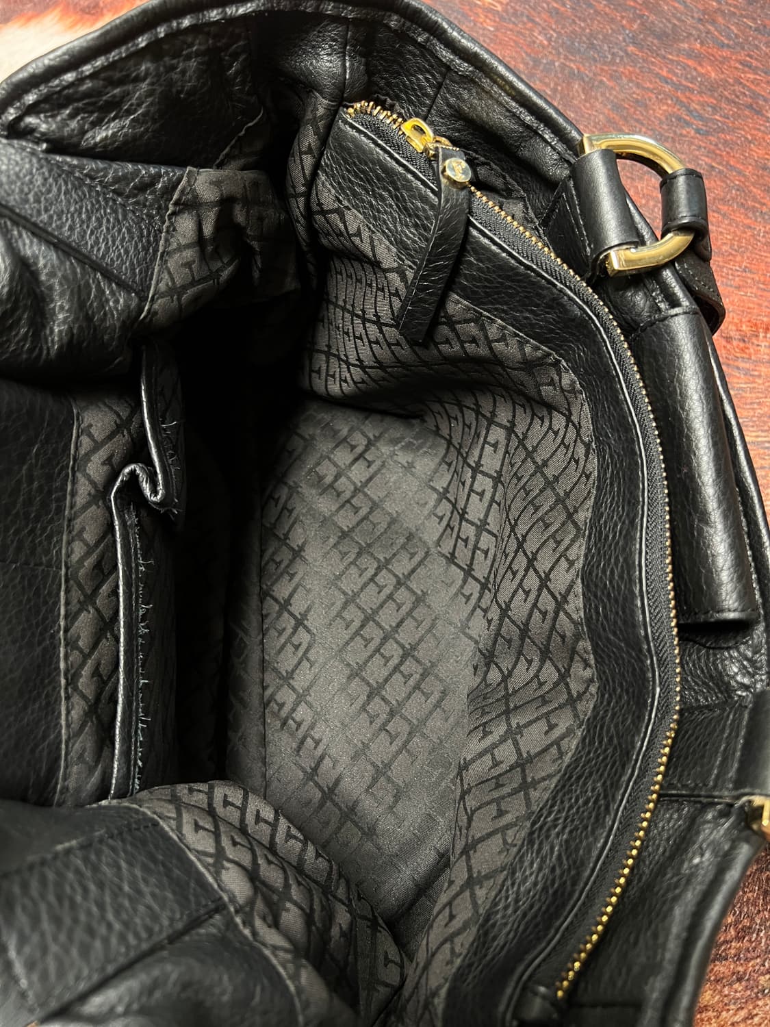 GIANFRANCO FERRE 지안프랑코 페레 블랙골드 레더 토트백 상품이미지8