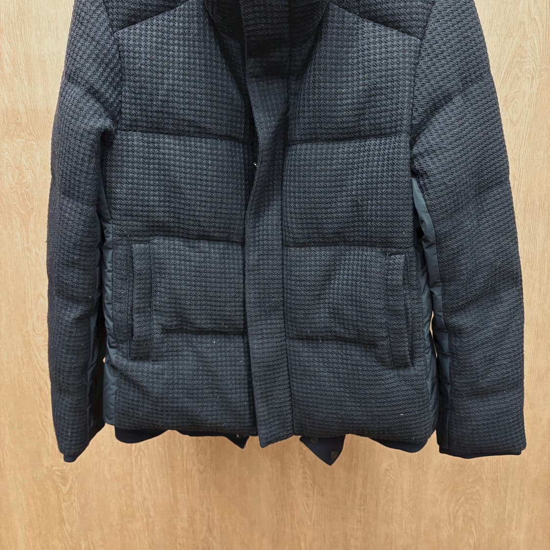 솔리드옴므 패딩 점퍼 하운드투스 텍스처 탈부착 이너 리브 디테일 블랙 상품이미지5