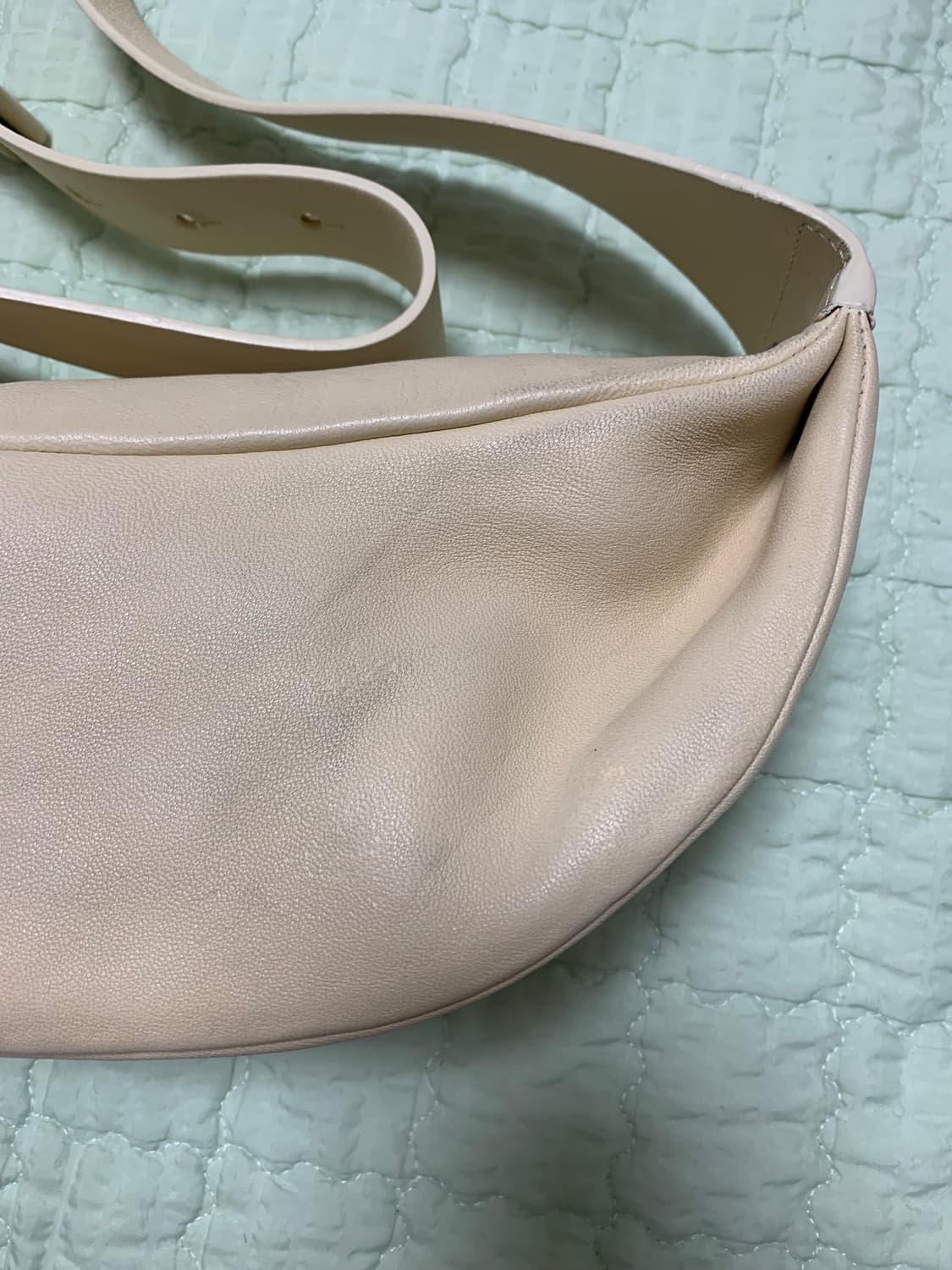 cos 레더 바디크로스백 상품이미지3