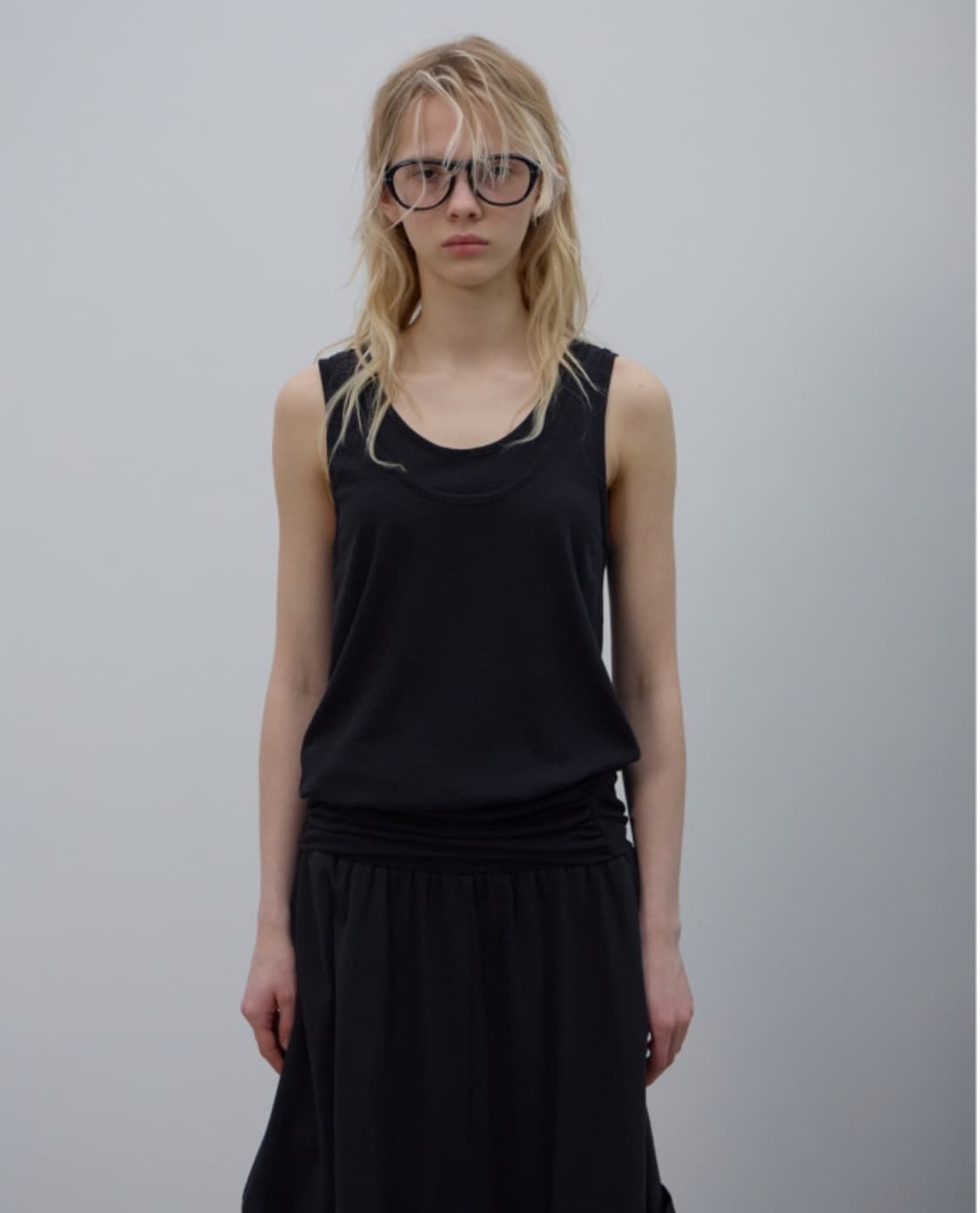 Lcdc SHAPED HEM TANK TOP 슬리브리스 나시 엘씨디씨 상품이미지1