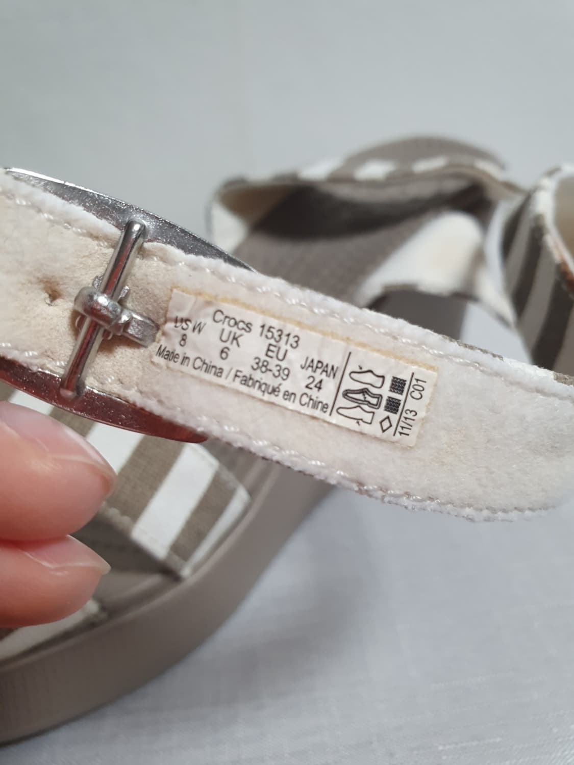250mm 크록스 레이 그래픽 웨지 샌들 머쉬룸 화이트 상품이미지9