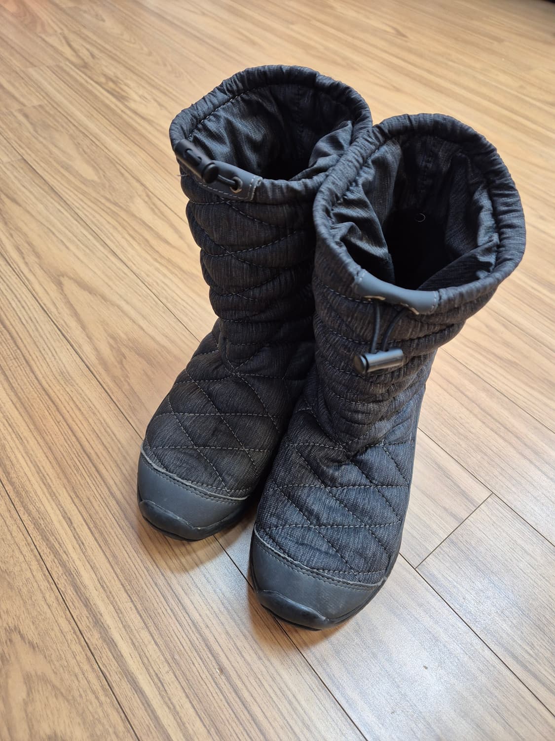 노스페이스 퀼팅 방한 부츠 230사이즈 팝니다. 색상은 무난한 회색이라  상품이미지2