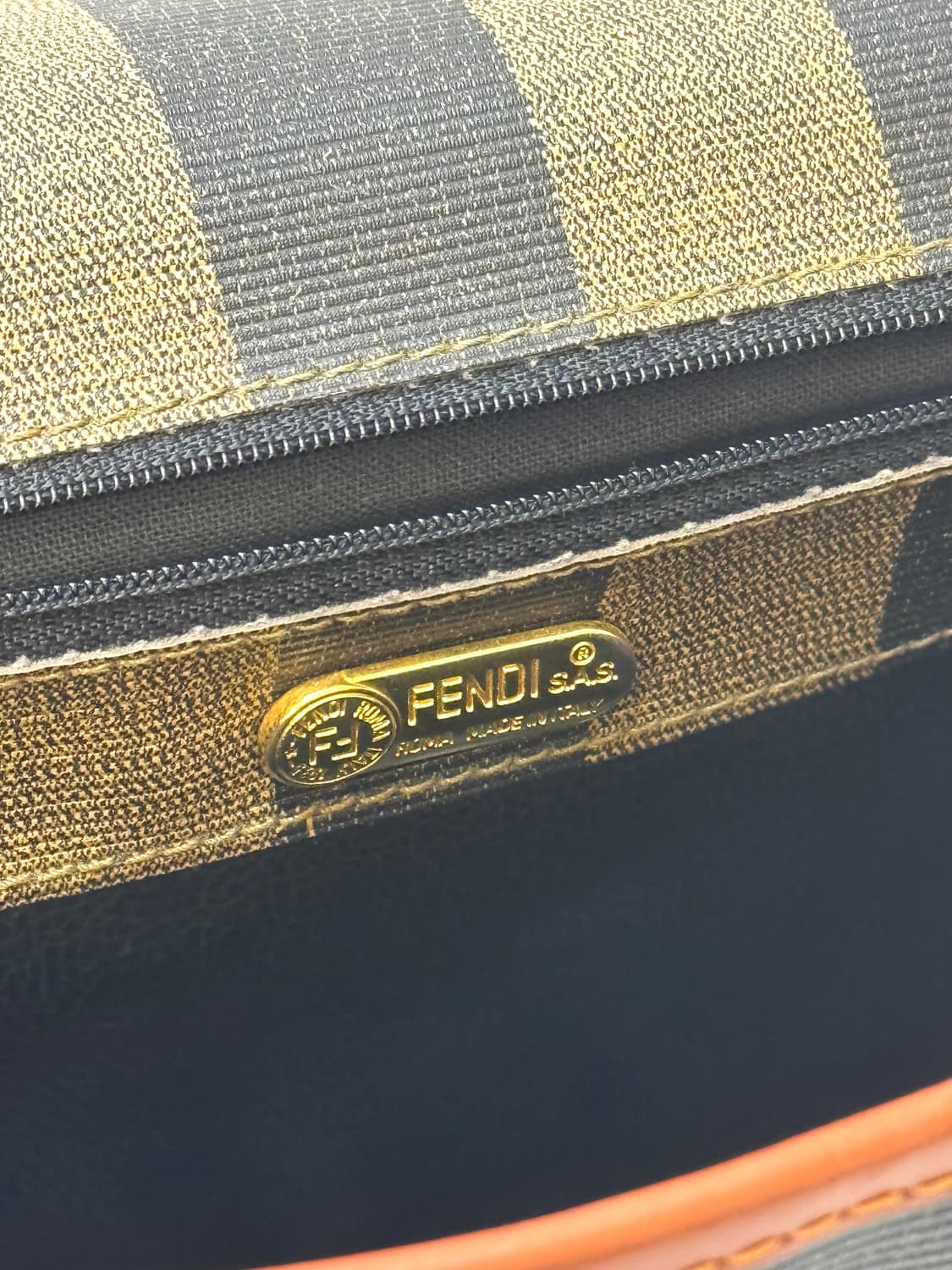 Fendi 펜디 페퀸 플랩 크로스바디 백 상품이미지8