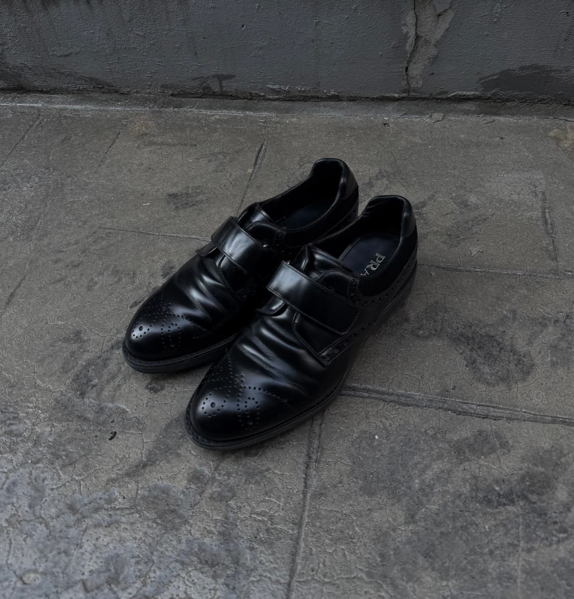프라다 윙팁 버클 레더 더비슈즈 상품이미지2