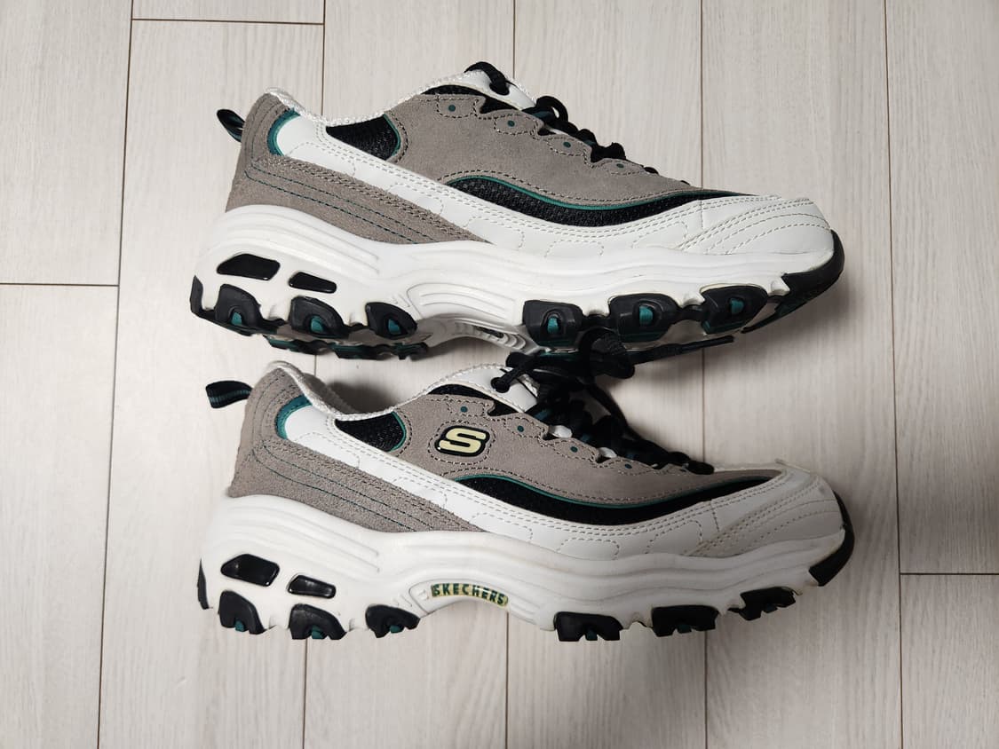 새상품급)스케쳐스 D'Lites 운동화 화이트/그레이 사이즈240

 상품이미지7