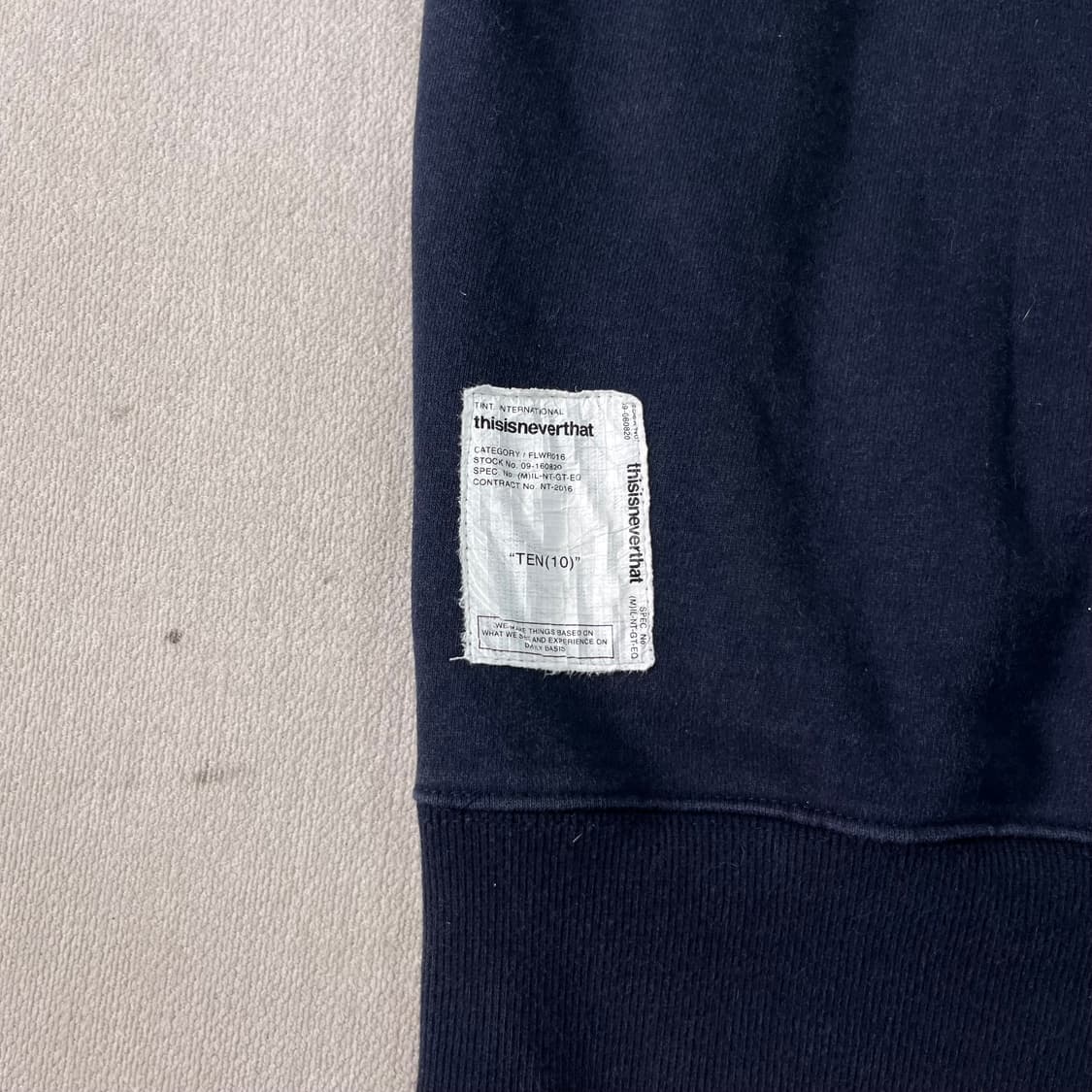 100 디스이즈네버댓 백로고 네이비 후드티 상품이미지5