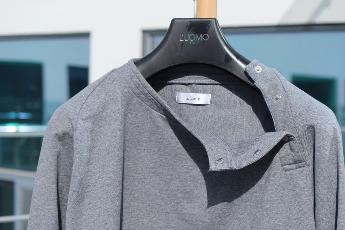 넥 버튼 디테일 그레이 롱슬리브 상품이미지1