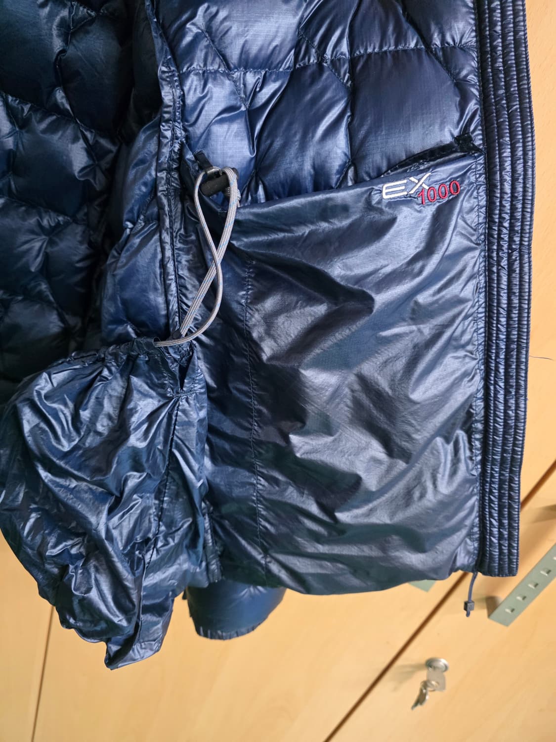 몽벨 UL1000 헥사 초경량 패딩 블루블랙 상품이미지7