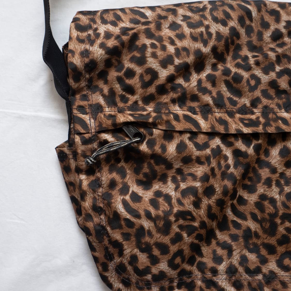 아웃도어 레오파드 메신저백 상품이미지4