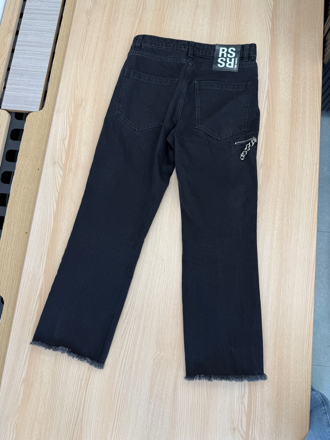 라프시몬스 블랙 데님 팬츠 체인 장식 상품이미지1