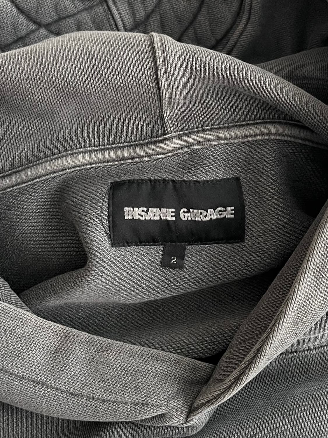 2) 인세인개러지 패디드 숄더 후드 차콜 상품이미지4