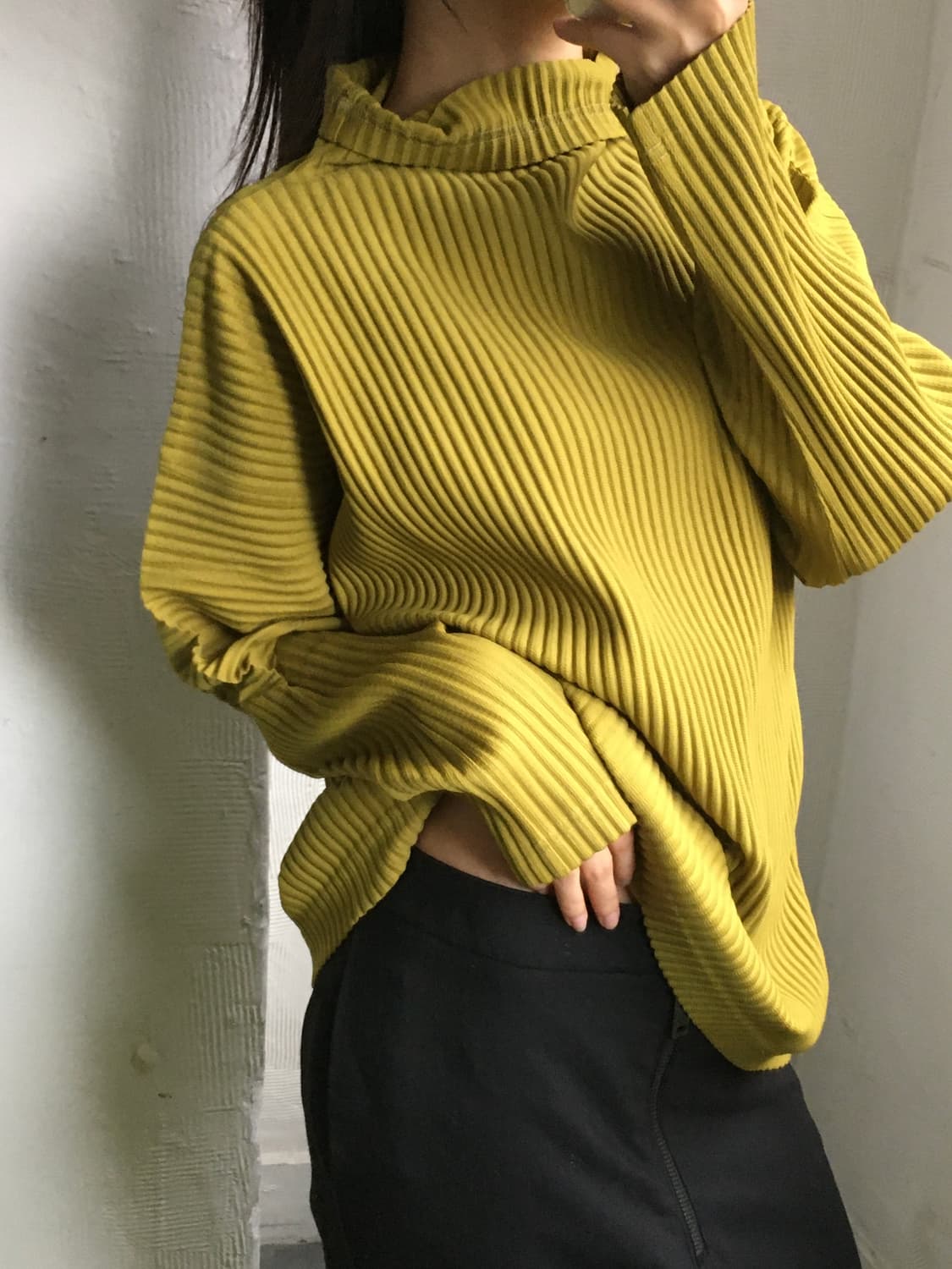 이세이미야케 옴므플리셰 플리츠 하이넥 컷소우 올리브 롱슬리브 상품이미지2