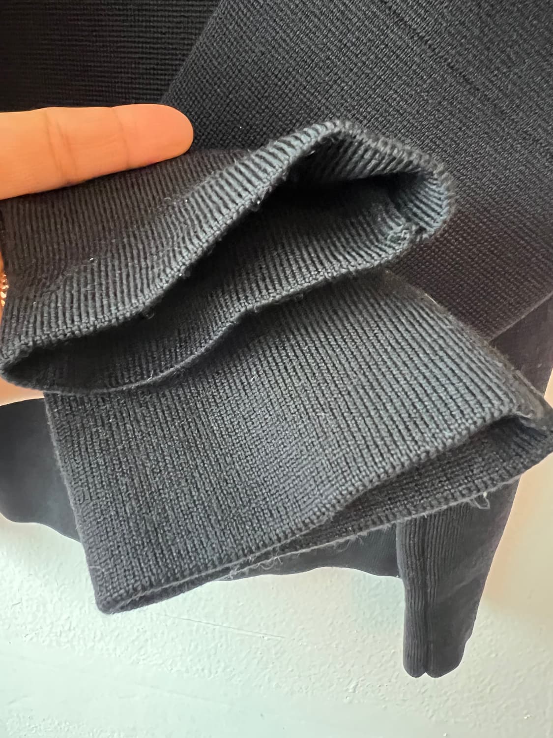 띠어리 남성 블랙 라운드니트 울니트 상품이미지4