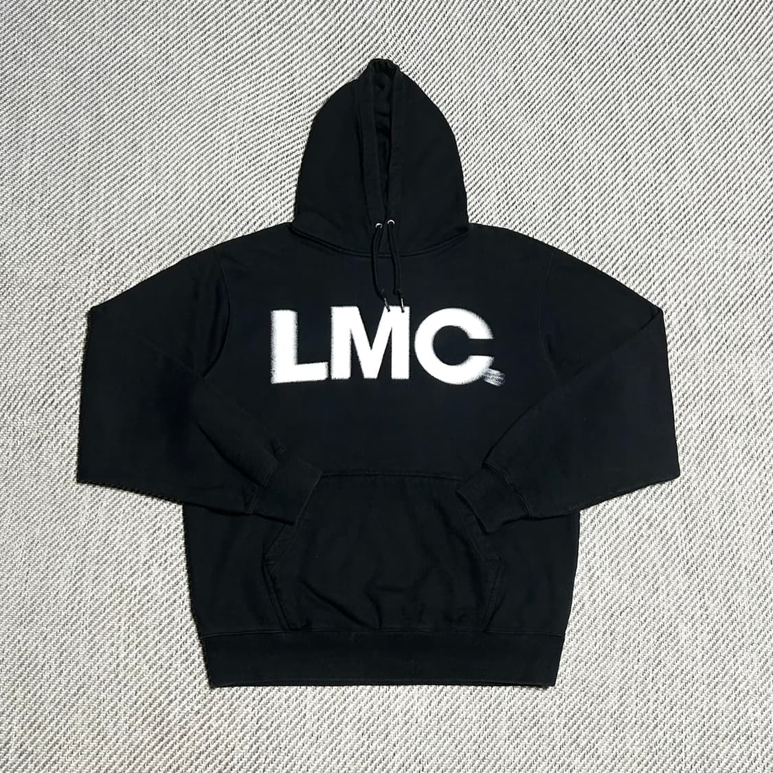 [L] LMC 엘엠씨 블랙 무빙 블랙 미드웨이트 후드티 상품이미지1