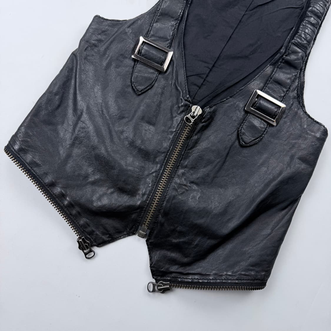 쟈딕앤볼테르 블랙 버클 디테일 양가죽 베스트 상품이미지3