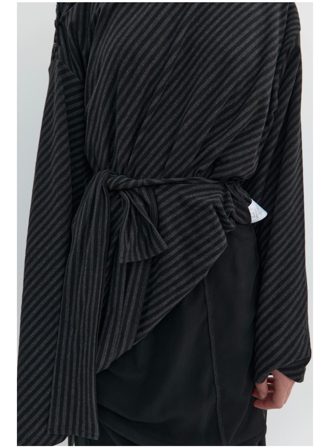 DIAGONAL STRIPE DETAIL TOP IN BLACK-GREY 상품이미지2