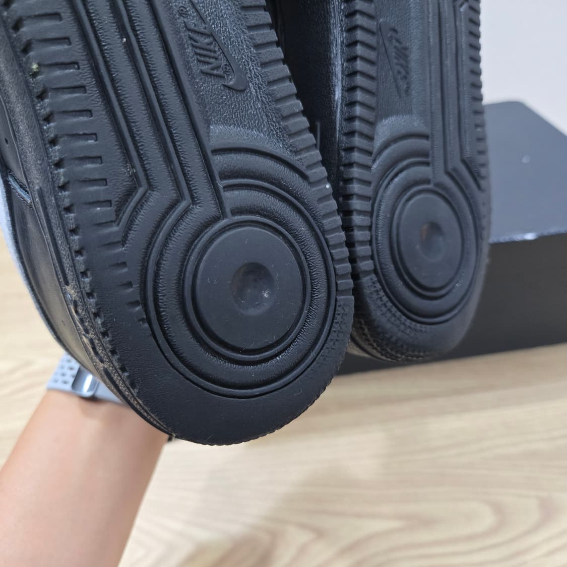 285 나이키 에어포스1 로우 레더 블랙 화이트 상품이미지9