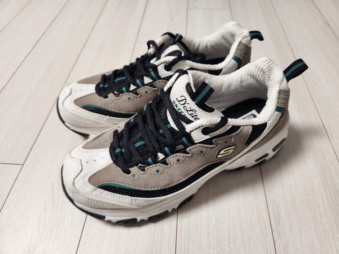 새상품급)스케쳐스 D'Lites 운동화 화이트/그레이 사이즈240

 상품이미지1