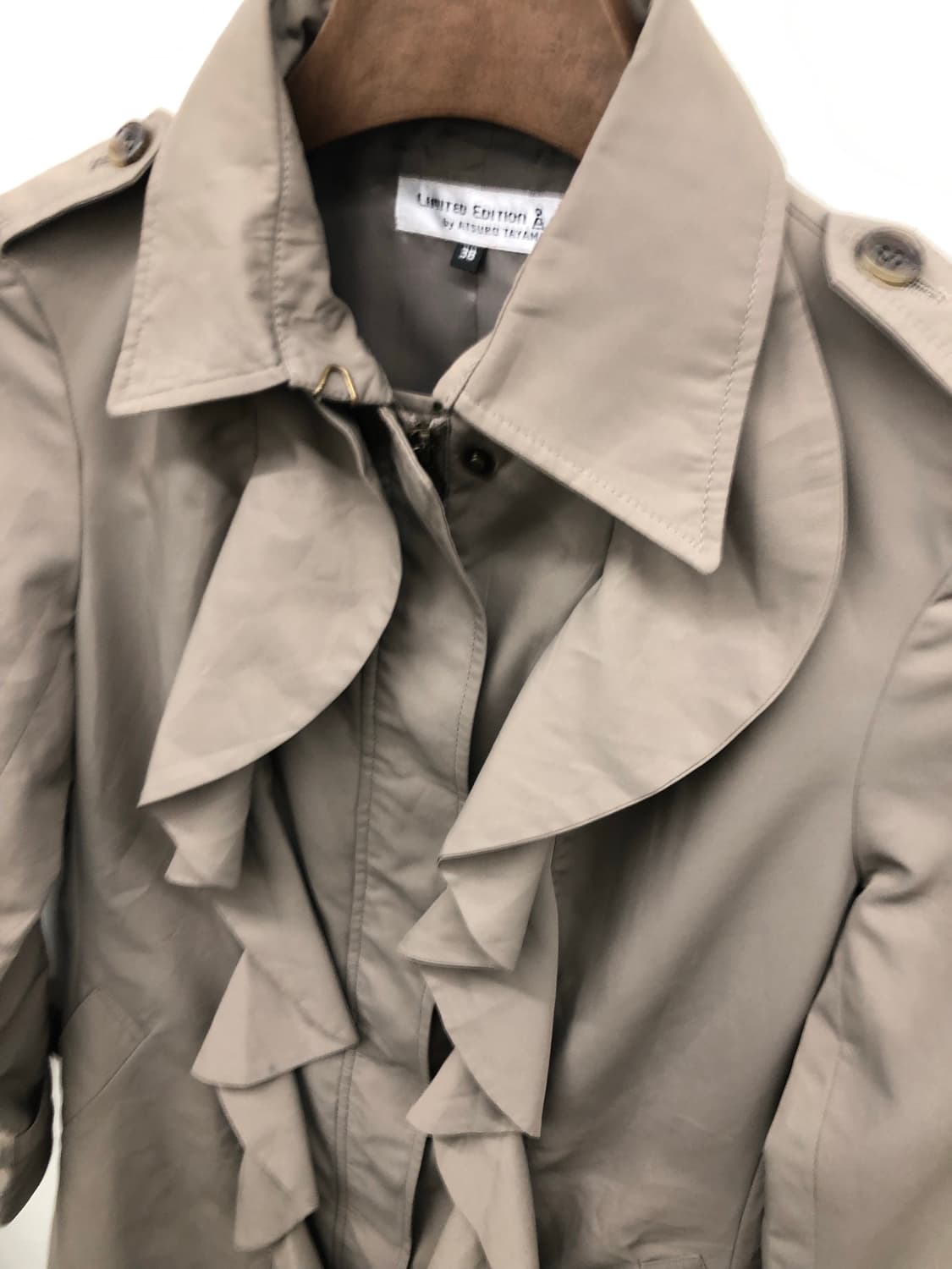 아츠로 타마야 프릴 코트 상품이미지5