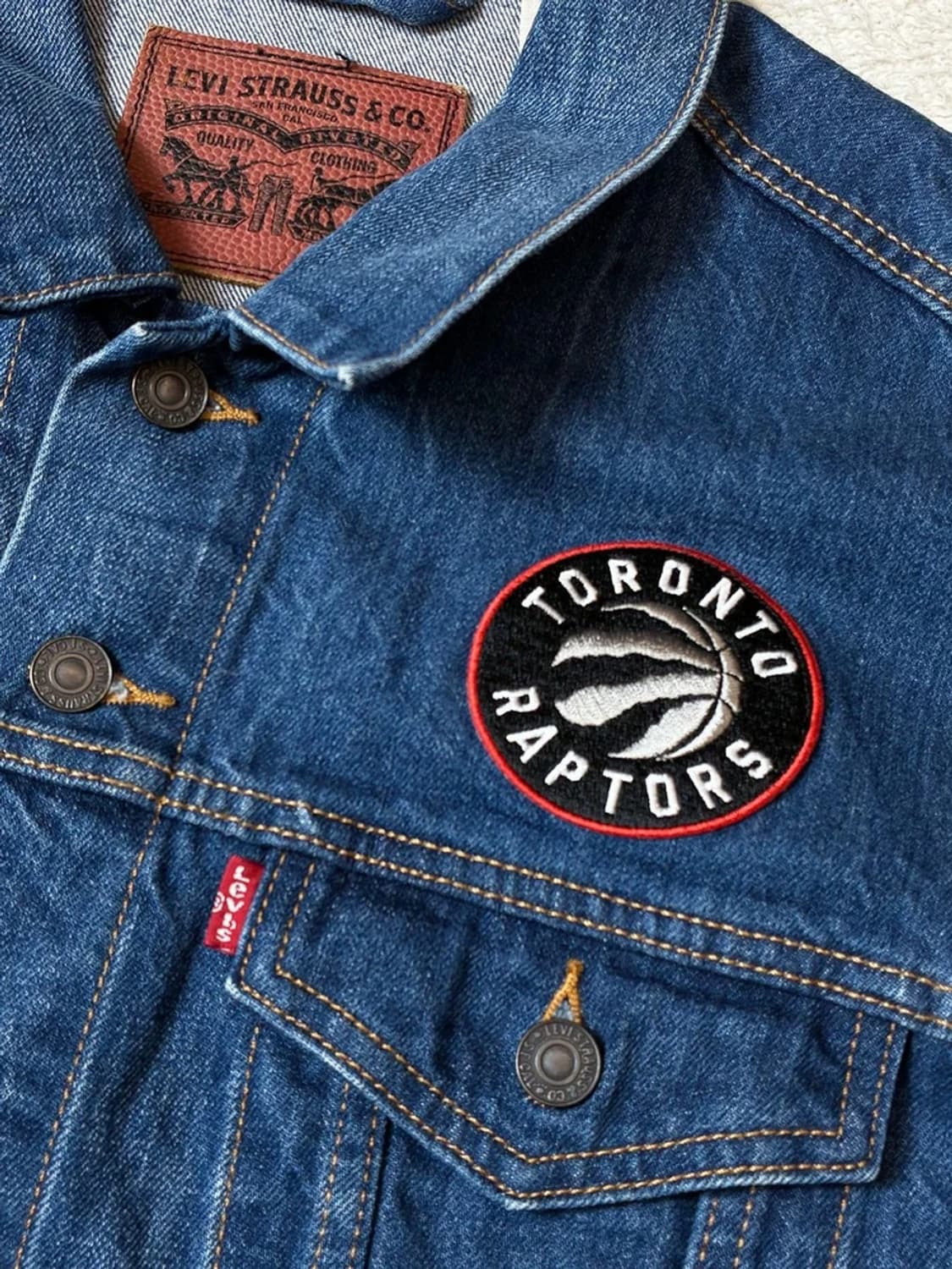 리바이스 X RAPTORS NBA 트러커 데님 자켓 PN7470 상품이미지6